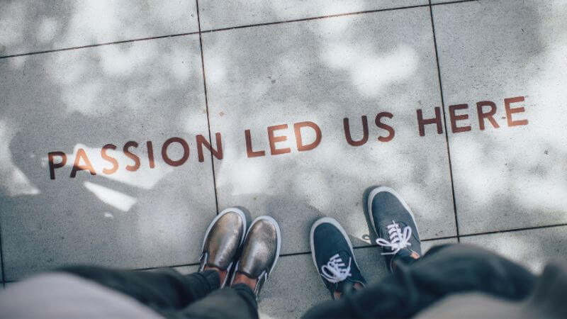 足元と英語の文章