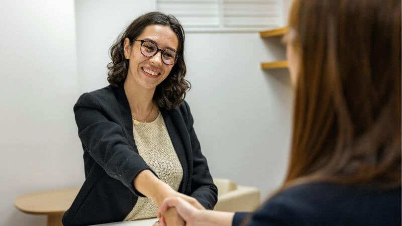 握手をする女性