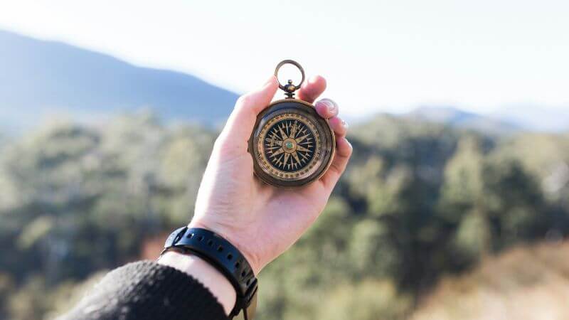 コンパスを持った手
