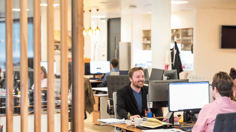 オフィスで楽しそうに仕事をする男性