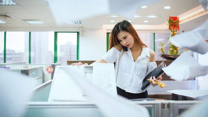 仕事をする女性