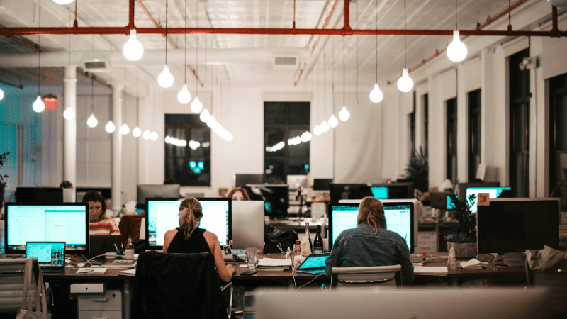 オフィスで仕事をする人達