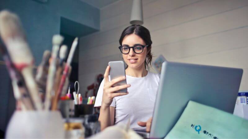 スマホを持つ女性