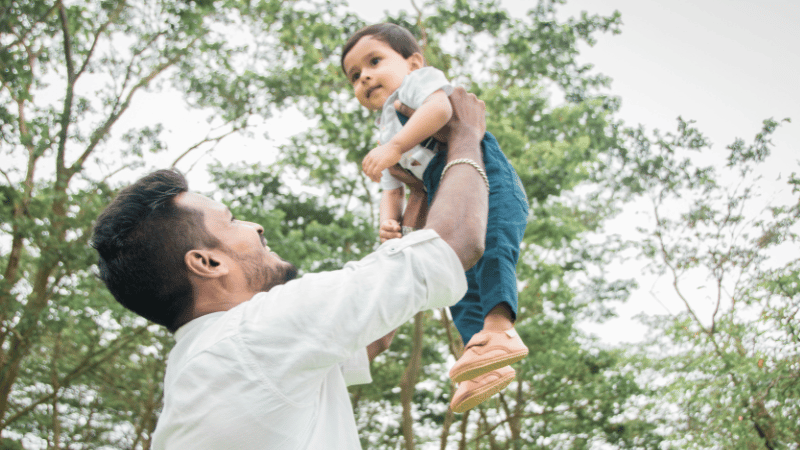 子どもをあやしている男性