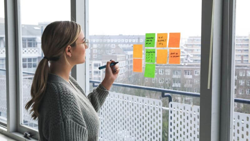 付箋に書く女性