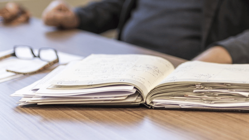 机の上に置かれたスケジュール帳