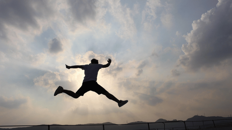 高くジャンプする男性