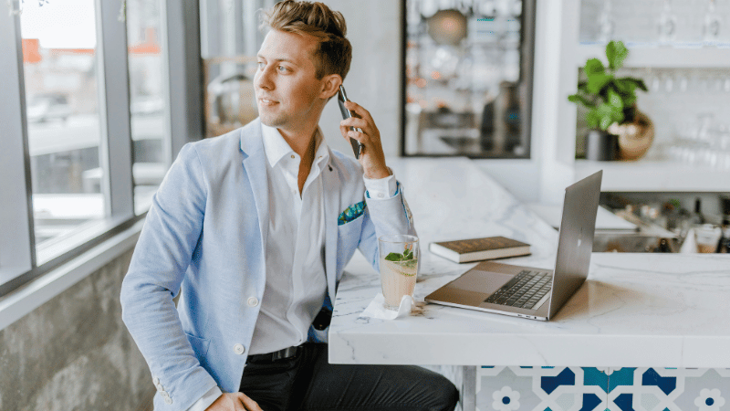 笑顔で仕事をしている男性