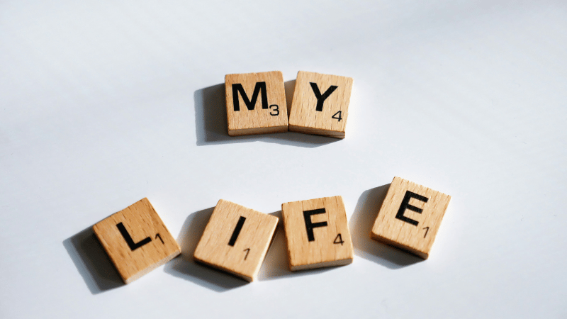 「MY LIFE」と書かれた積み木