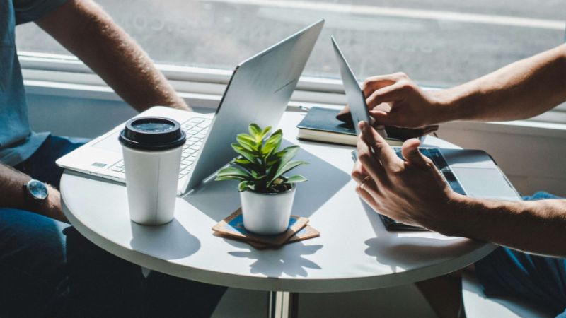 テーブルとパソコン