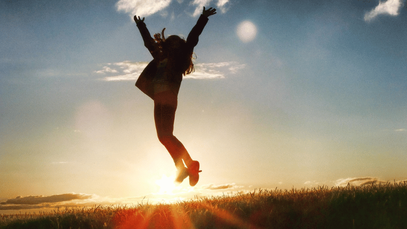 ジャンプして喜びをあらわす女性