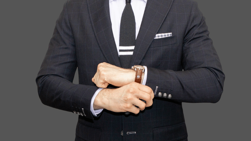 腕時計を付けているスーツの男性