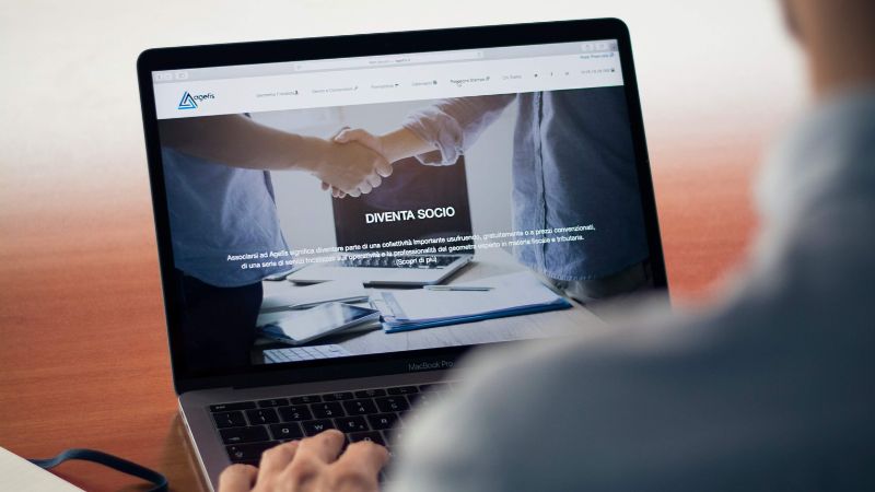 パソコンと向き合う人