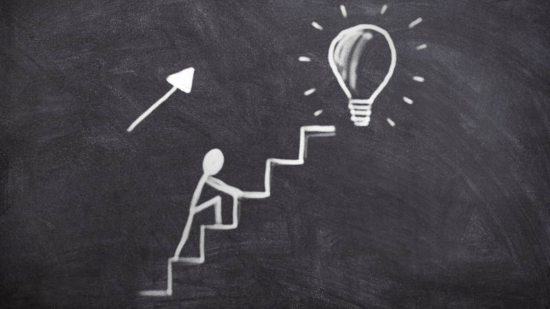 階段を登る人のチョーク画