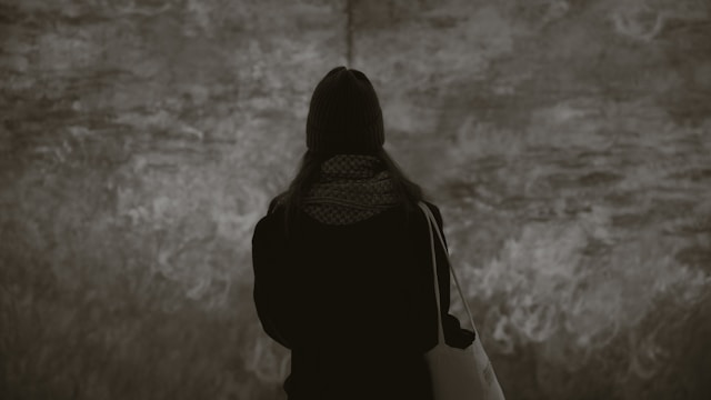 外を歩いている人の後ろ姿の画像