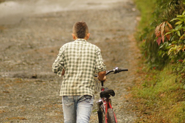 自転車をこいでいる人の画像