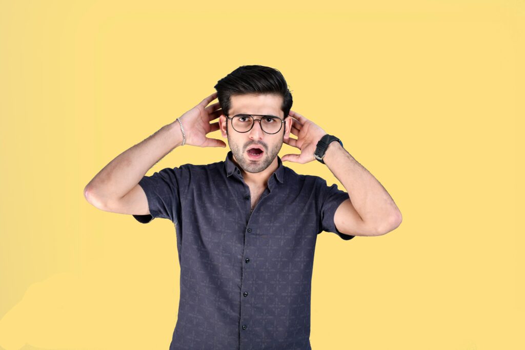 頭を抱える男性