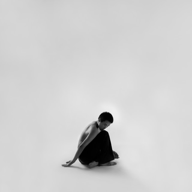 人が座っている白黒加工画像